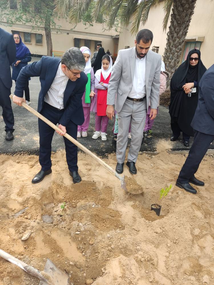 گزارش تصویری حضور مدیر کل و مسئولین در بین دانش آموزان جهت درختکاری 