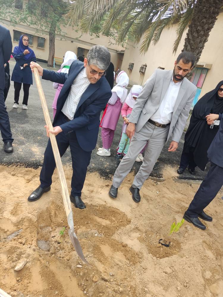 گزارش تصویری حضور مدیر کل و مسئولین در بین دانش آموزان جهت درختکاری 