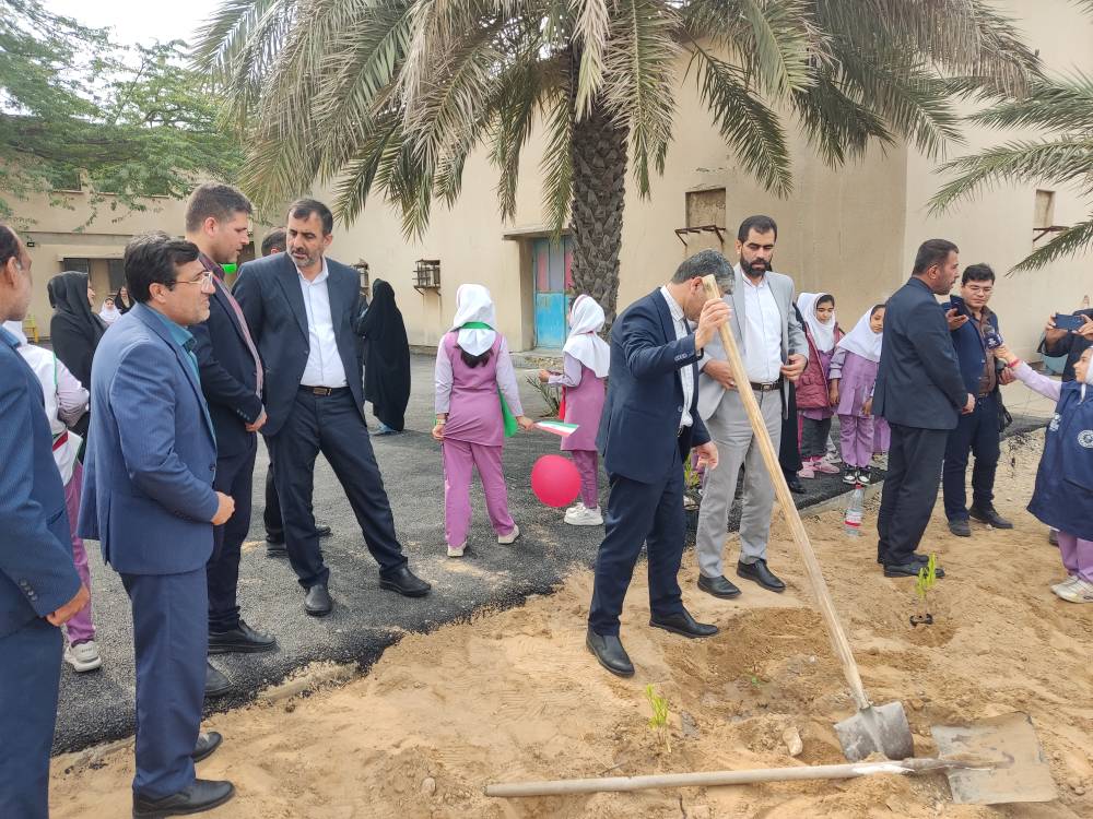 گزارش تصویری حضور مدیر کل و مسئولین در بین دانش آموزان جهت درختکاری 