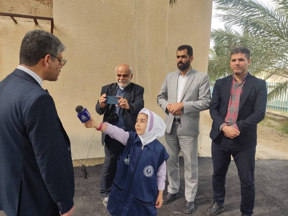 گزارش تصویری حضور مدیر کل و مسئولین در بین دانش آموزان جهت درختکاری 